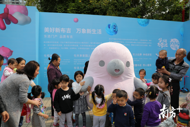 想要和萌萌噠的“鴨梨哥”見面嗎？快來布吉雕塑公益巡展吧